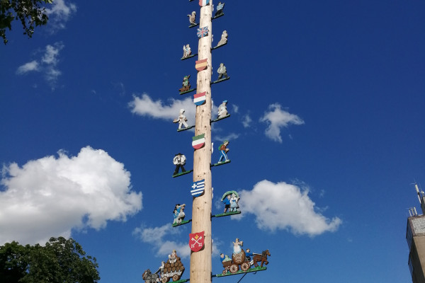Der Maibaum auf dem Schlossplatz in Kirchheimbolanden - unser Treffpunkt