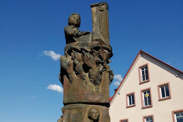 Die Geschichtsbrunnenstele mit Mozart
