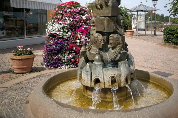 Die Brunnenstele mit dem Fürstenpaar von Nassau-Weilburg