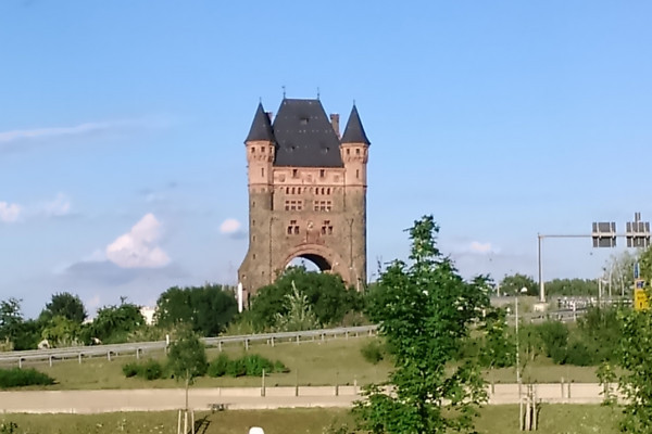 Der Nibelungenturm, Auffahrt zur Rheinbrücke Richtung Osten