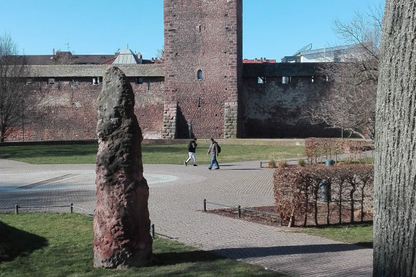 Der Torturmplatz mit einem der beiden Menhire von Siegfrieds Grab