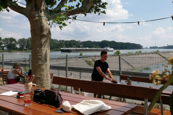 Rheinterrasse eines Lokals am Rheinufer in Worms