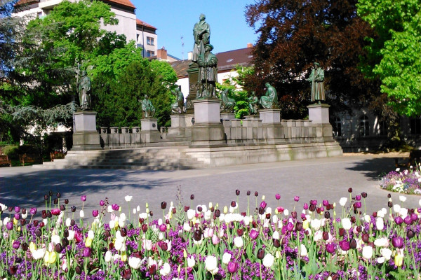 Lutherdenkmal im Frühling
