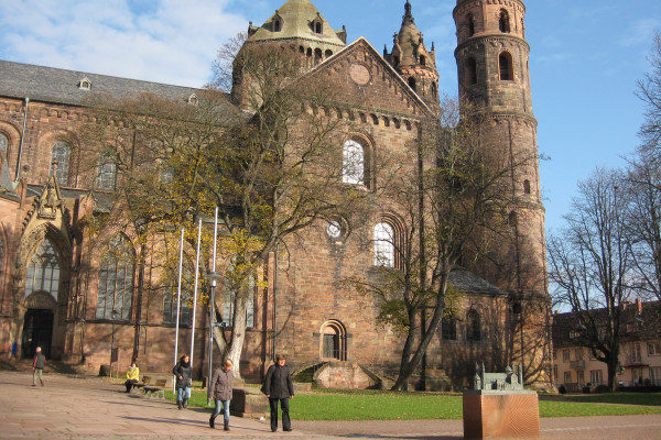 Der Ostchor mit Treffpunkt Dommodell im Vordergrund