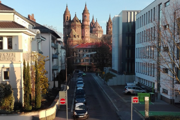Hagenstraße, mit links die Fernbushaltestelle