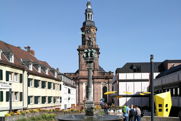 Die Dreifaltigkeitskirche mit Brunnen/Schlossplatz im Vordergrund
