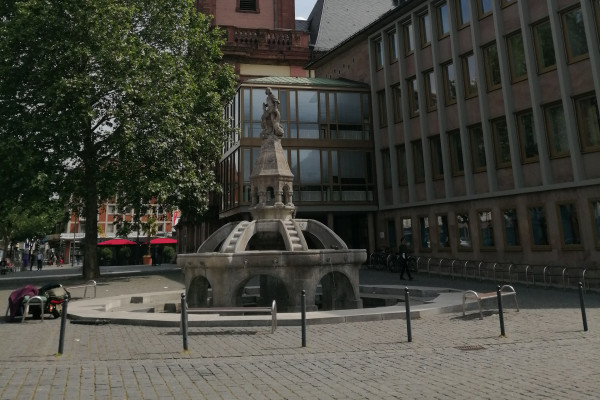 SIegfriedbrunnen vor der Stadtbibliothek Ecke Marktplat/Hagenstraße