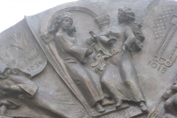 Szene aus dem Nibelungenlied auf dem Wormser Schicksalsrad - der Streit der Königinnen