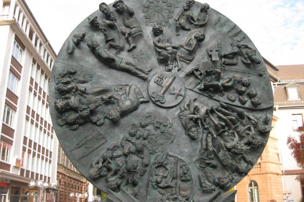 Das Schicksalsrad auf dem Obermarkt in Worms