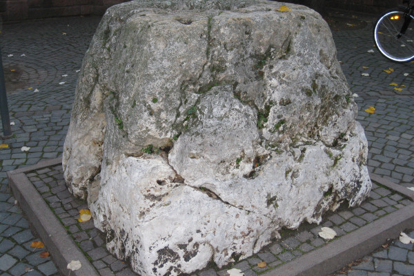 Der Siegfriedstein  am Westchor des Domes
