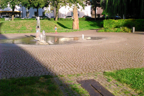 Siegfrieds Grab  mit einer der beiden Stelen und die Bodenplatte des Nibelungenlieddenkmals im Vordergrund