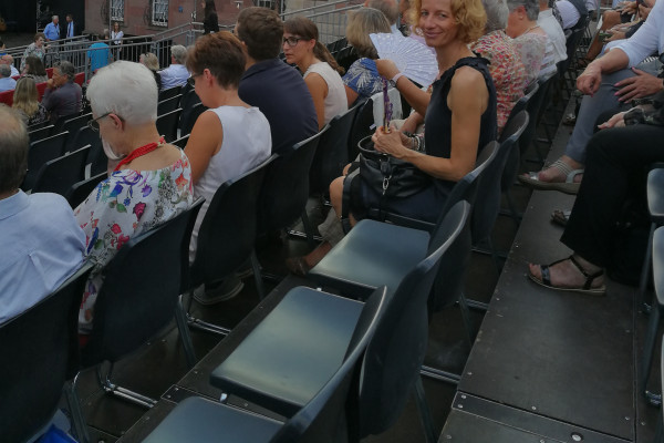 gleich geht's los - die Festspieltribüne an der Nordseite des Domes 