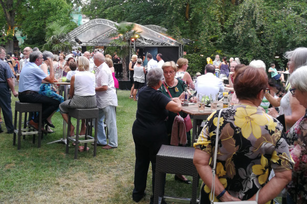 Buntes Treiben im Heylshofgarten während der Festspiele