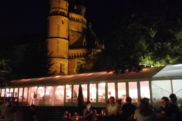 Niveauvolles Catering im Festzelt während der Festspiele 