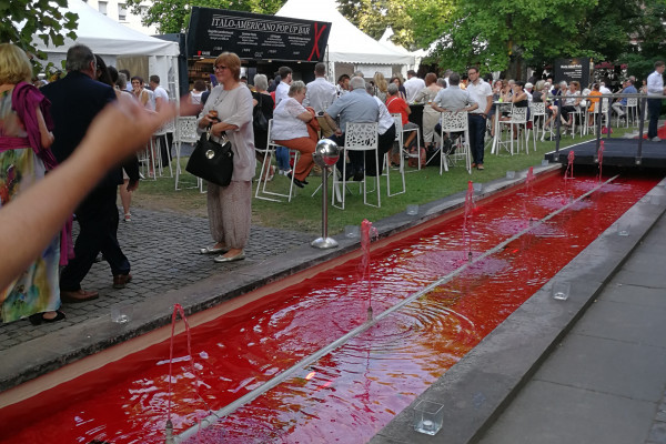 Drachenblut im Brunnen während der Festspiele im Heylshofgarten