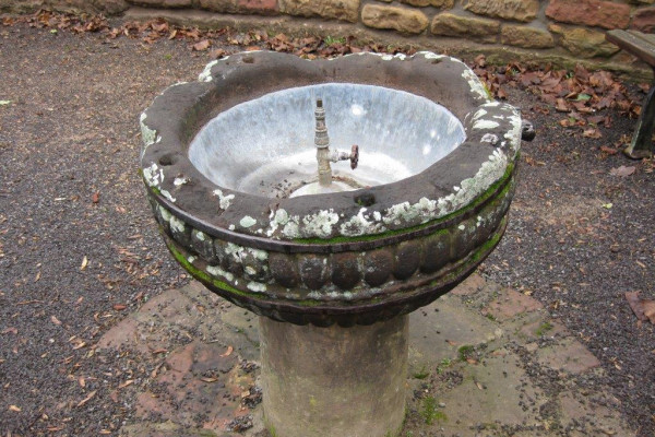 Becken auf dem Vorplatz des Jüdischen Friedhofs