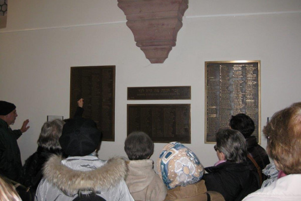 Tafel mit Namen im Frauenteil der Wormser Synagoge