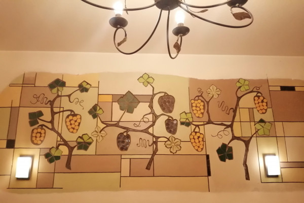 Im Weinhaus Weis, ein Kunstwerk von Gustav Nonnenmacher an der Wand
