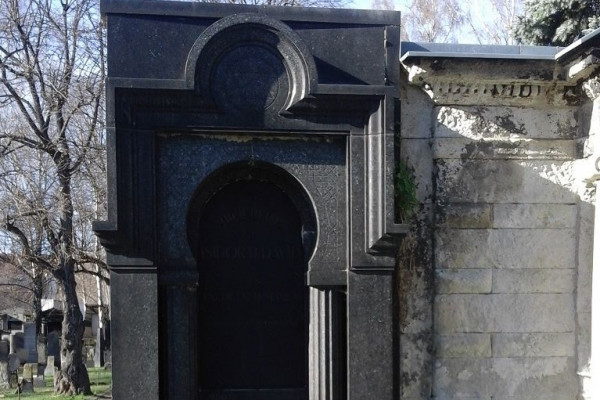 Grabdenkmal auf dem Alten Israelitischen Friedhof.