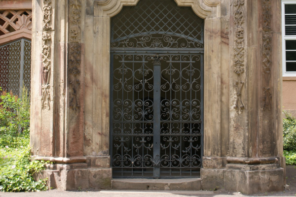 Ein altes Gruftgebäude auf dem Friedhof.