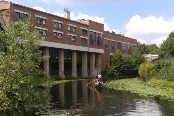 Das Stelzenhaus am Karl-Heine-Kanal lädt zum pausieren im Restaurant ein.