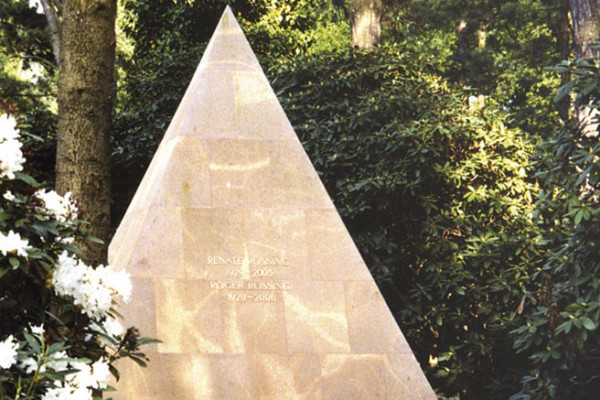 Besondee Grabdenkmäler wie die Pyramide werden gezeigt.