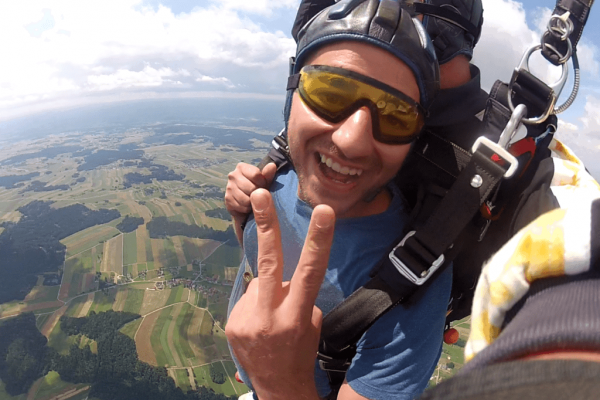 Schirmfahrt am offenen Fallschirm über dem Waldviertel in Niederösterreich / Fromberg