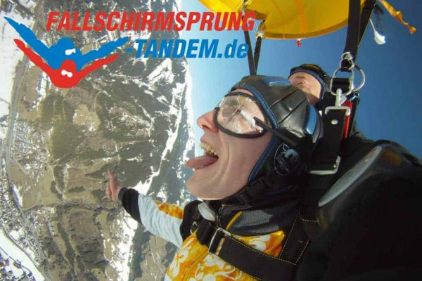 Schirmfahrt über dem schönen Flugplatz in Zell am See - Tandemsprung Salzburg