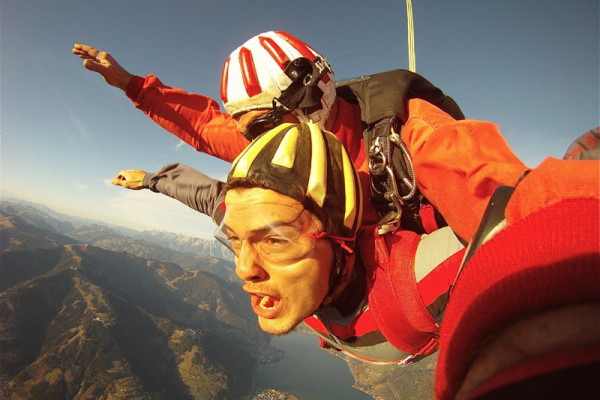 Tandemspringen Salzburg als Geschenk Gutschein für den Flugplatz Zell am See
