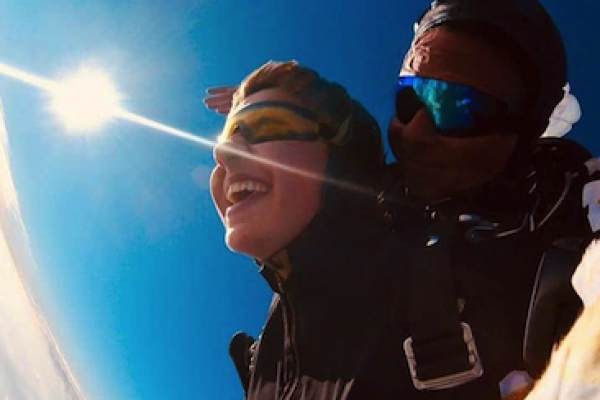 Fallschirmsprung aus 4300 Meter Höhe in Cham