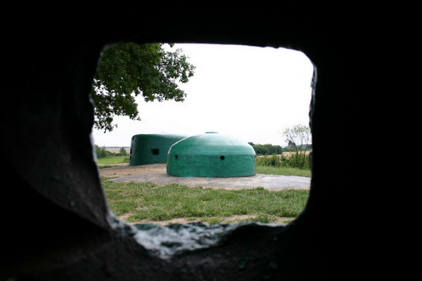Blick auf die Kuppeln eines verlassenen Panzerwerks.