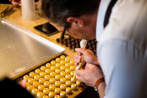 Einfüllen der Ganache in die Pralinenhohlkörper