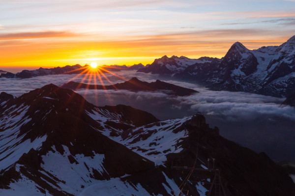 Sonnenaufgang neben Eiger, Mönch und Jungfrau Sonnenaufgang neben Eiger, Mönch und Jungfrau