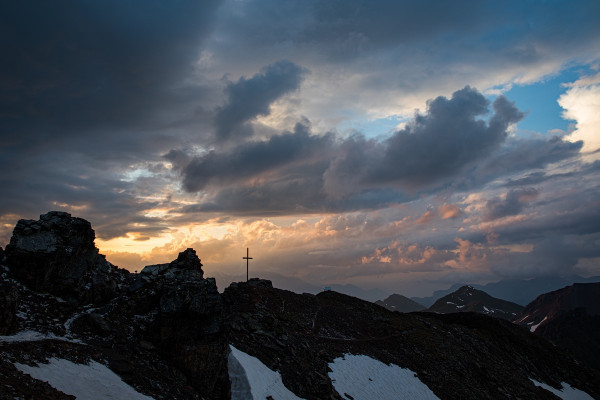 Sonnenuntergangsstimmung mit Gipfelkreuz