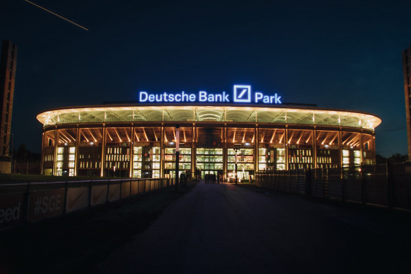 Der Deutsche Bank Park bei Nacht
