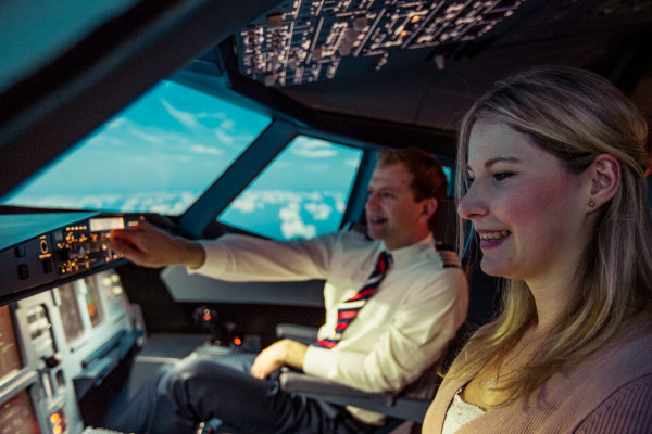 Lächeln garantiert, denn der Instrukteur begleitet Dich als dein persönlicher Co-Pilot während deines gesamten Erlebnisses im Flugsimulator in Berlin