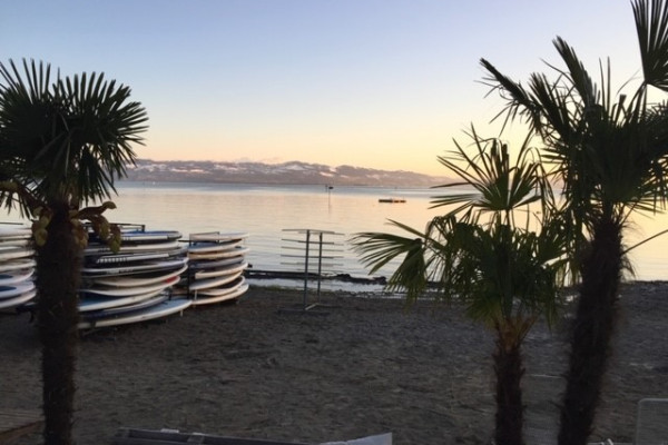 Palmen, Sandstrand und der Blick in die Berge