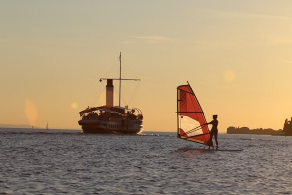 Windsurfen im Sonnenuntergang