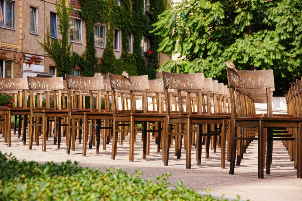 Die leeren Stühle, wo einst die Hauptsynagoge stand.