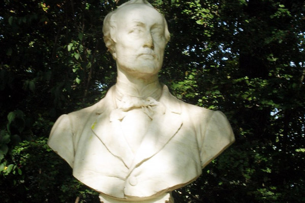 Wir zeigen Ihnen die Denkmäler in der Parkanlage.