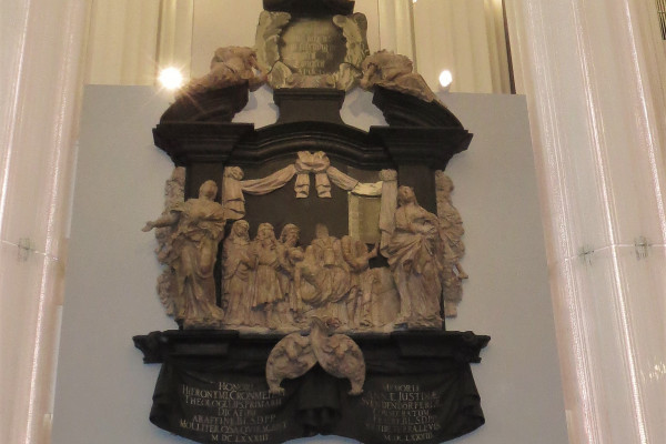 Die Grabdenkmäler und weitere Kunstschätze werden erläutert.