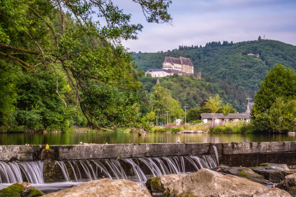 Wasserfall in Vianden mit Blick auf das Schloss Wasserfall in Vianden mit Blick auf das Schloss