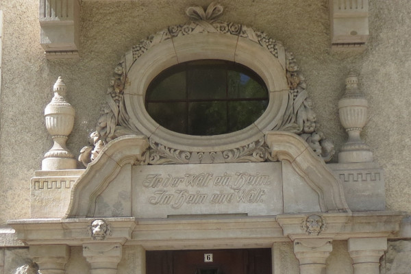 Sehen Sie prachtvoll gestaltete Hauseingänge.