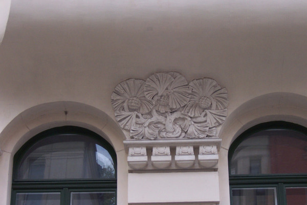 Entdecken Sie mit uns die schmückenden Details an den Häusern. 