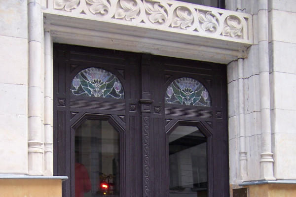 Wir zeigen Ihnen die Motive des Jugendstils, wie bleigefasste Fenster.