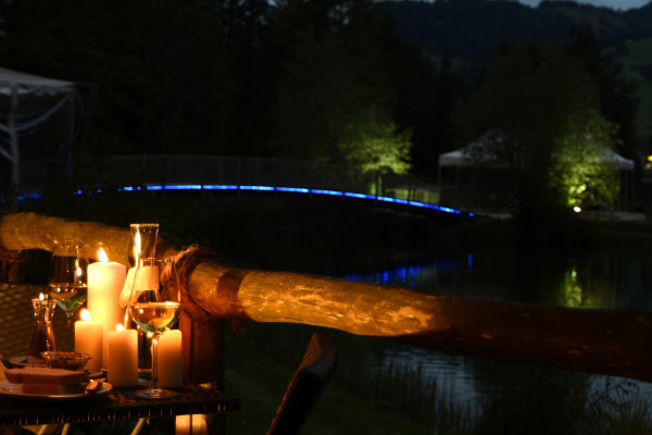 Geniess bei idyllischen Kerzenlicht das romantische BoatDinner