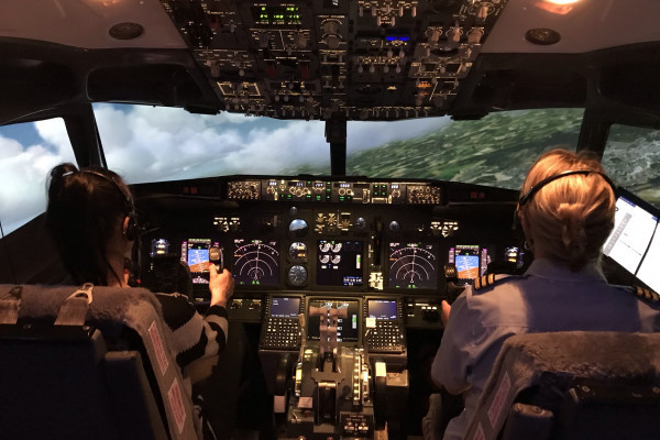 Die nette Co-Pilotin, Dein Instruktor unterstützt dich gern ... Die nette Co-Pilotin, Dein Instruktor unterstützt dich gern ...