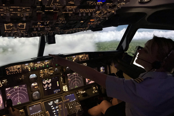 Boeing 737-800 NG - ... und weist Dich auf Besonderheiten hin, zum Beispiel entgegenkommende Berge ;-) Boeing 737-800 NG - ... und weist Dich auf Besonderheiten hin, zum Beispiel entgegenkommende Berge ;-)