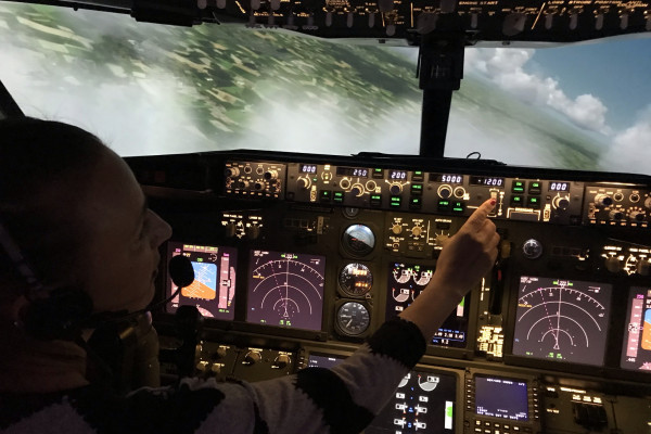 Boeing 737-800 NG - Der Sinkflug beginnt, kann man manuell machen, muss man aber nicht Boeing 737-800 NG - Der Sinkflug beginnt, kann man manuell machen, muss man aber nicht