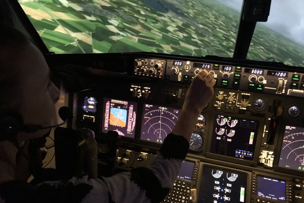 Boeing 737-800 NG - Geschwindigkeit reduzieren, nicht mehr weit bis zur Landebahn Boeing 737-800 NG - Geschwindigkeit reduzieren, nicht mehr weit bis zur Landebahn